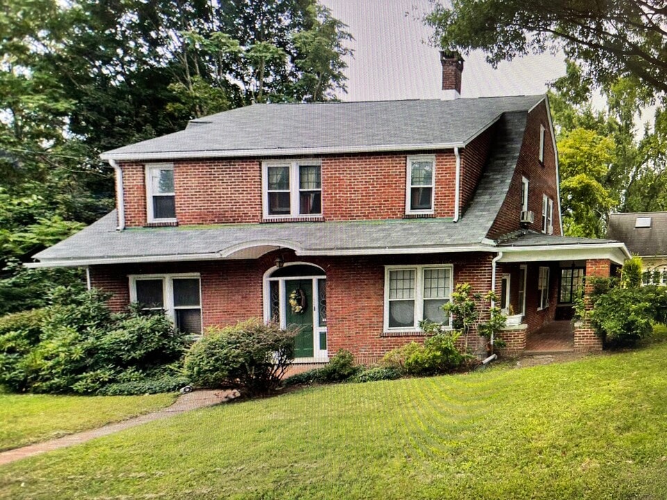 209 N 5th St, Unit First Floor in Stroudsburg, PA - Building Photo