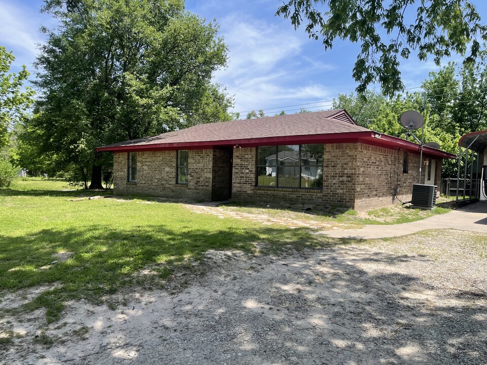 261 Airport Rd in Emory, TX - Building Photo