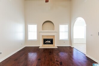 1043 Kerry Dr in Calera, AL - Foto de edificio - Building Photo