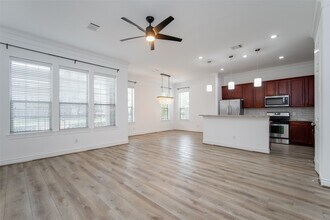 9147 Lago Crest Dr in Houston, TX - Foto de edificio - Building Photo