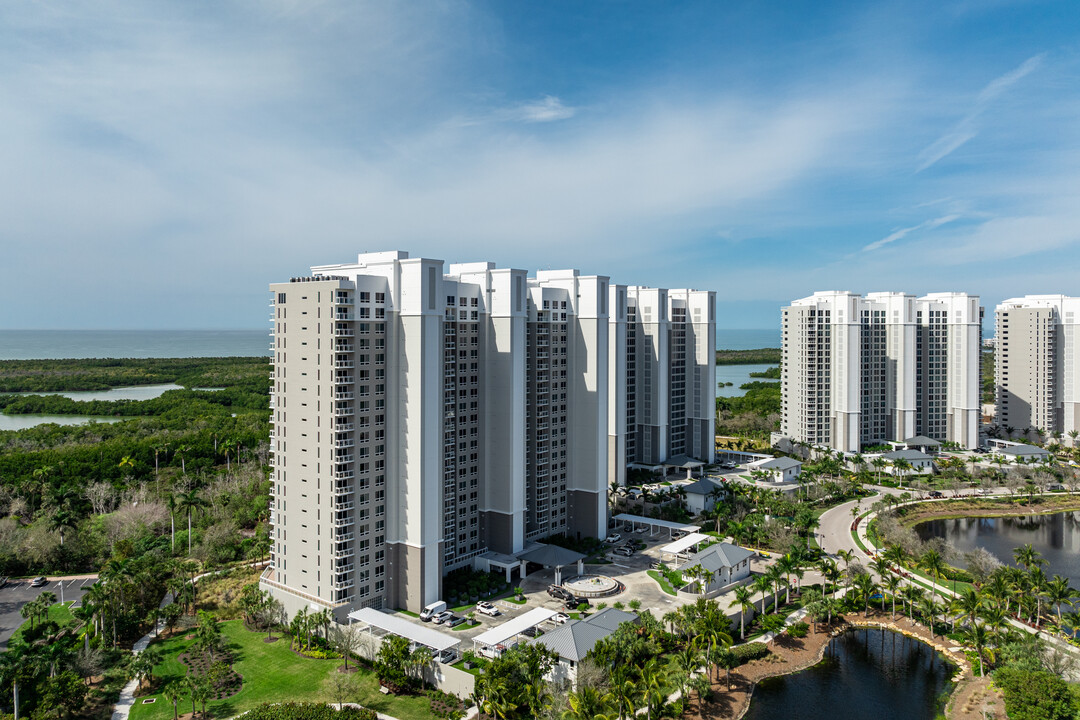 Kalea Bay Tower in Naples, FL - Foto de edificio