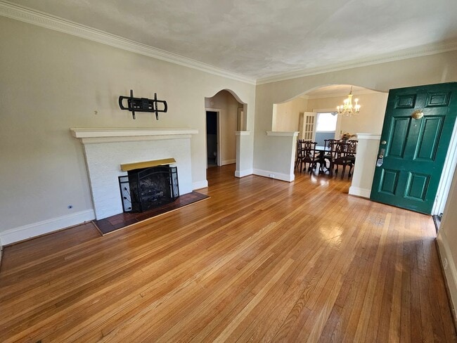 936 Larchmont Crescent in Norfolk, VA - Building Photo - Building Photo