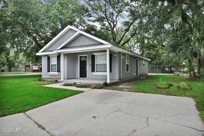 property at 3702 Wood Creek Ln