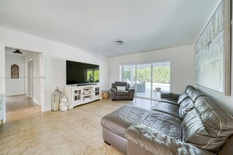 10600 SW 80th Ct in Miami, FL - Foto de edificio - Building Photo