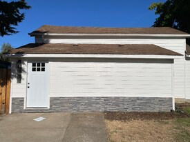 665 Marsh St in Independence, OR - Building Photo
