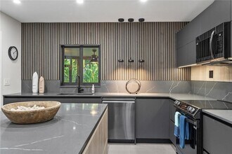 425 NE 25th St, Unit 3012 in Wilton Manors, FL - Building Photo - Building Photo