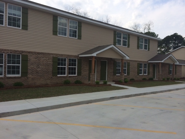 Creekside Villas in Tifton, GA - Building Photo