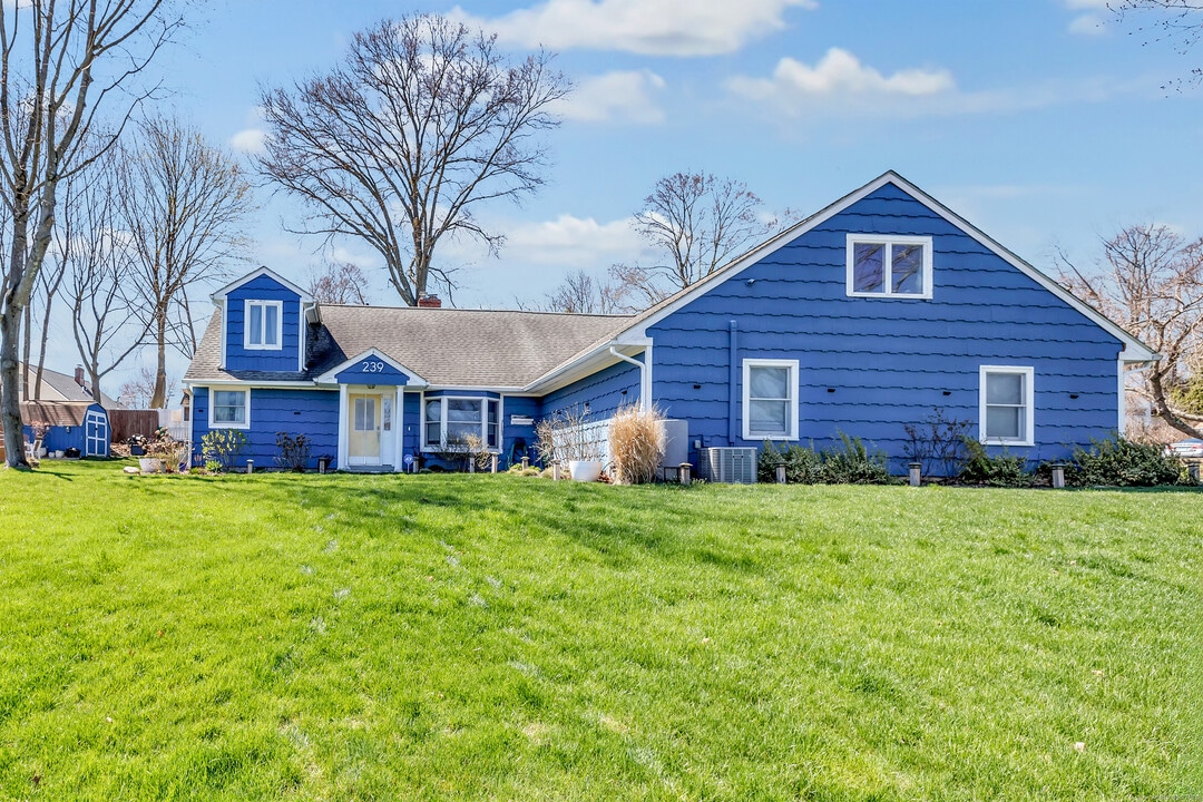 239 Bayberry Ln in Stratford, CT - Building Photo