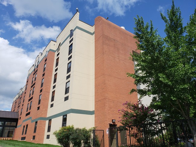 Diamond Square Apartments in Gaithersburg, MD - Building Photo - Building Photo