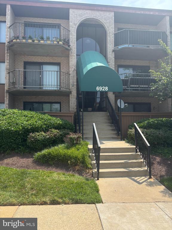 property at 6928 Hanover Pkwy