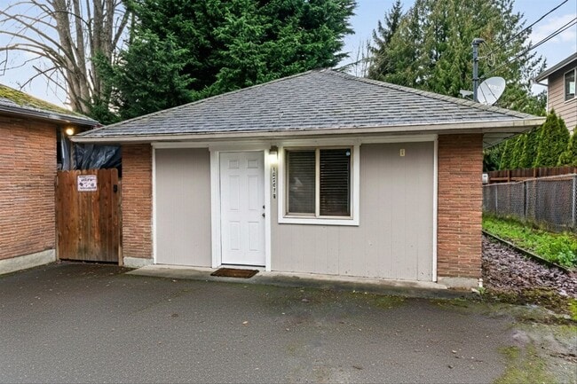 16247 Des Moines Memorial Dr in Burien, WA - Building Photo - Building Photo