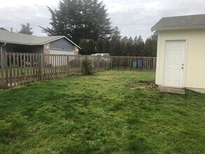 323 SE 141st Ave in Portland, OR - Building Photo - Building Photo