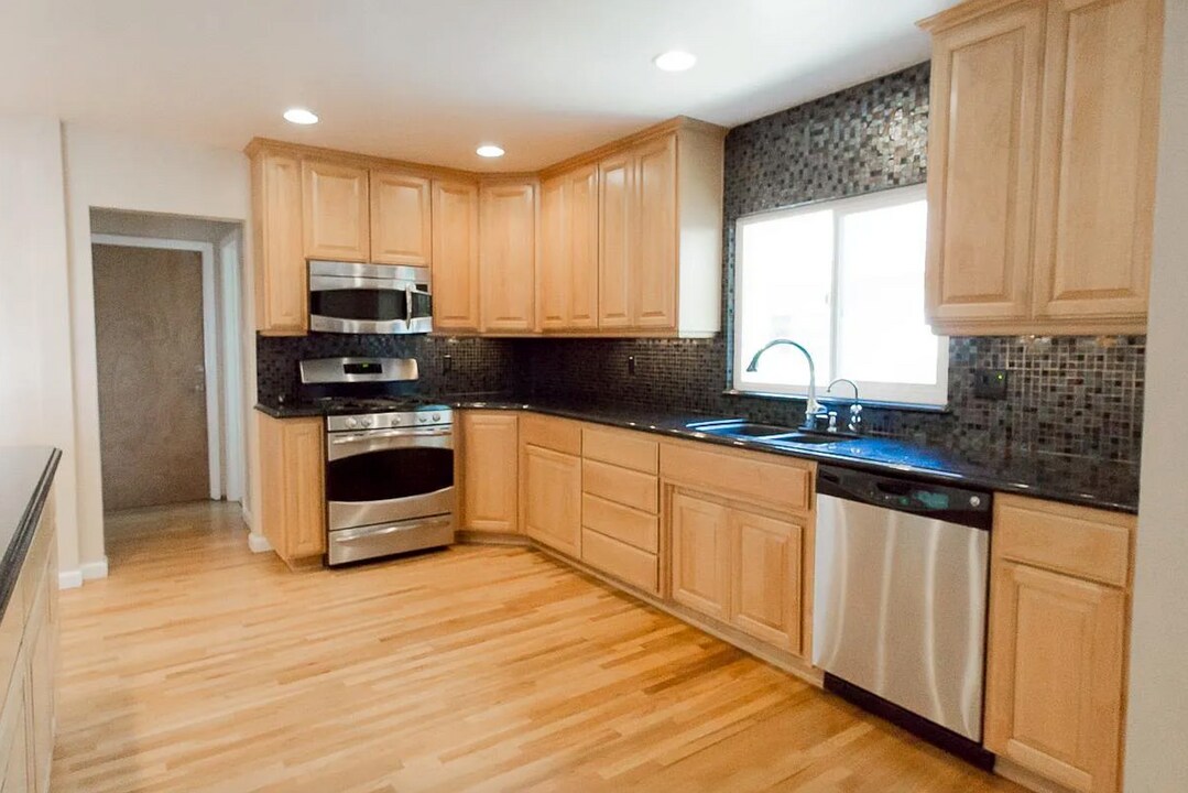 5227 E Falls View Dr in San Diego, CA - Building Photo