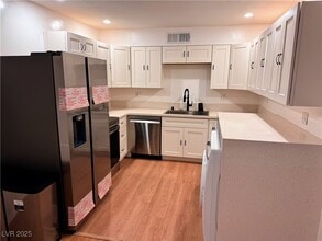 350 E Desert Inn Rd in Las Vegas, NV - Building Photo - Building Photo