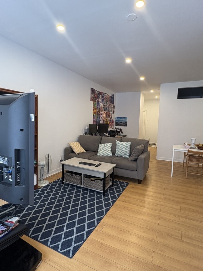 property at 5491 Av. Victoria