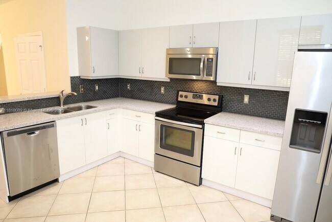 3899 Tree Top Dr in Weston, FL - Building Photo - Building Photo