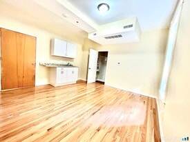 135 W Main St in Waterbury, CT - Building Photo