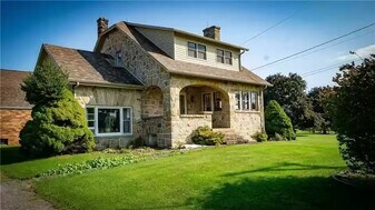 138 Shannon Rd in Renfrew, PA - Building Photo