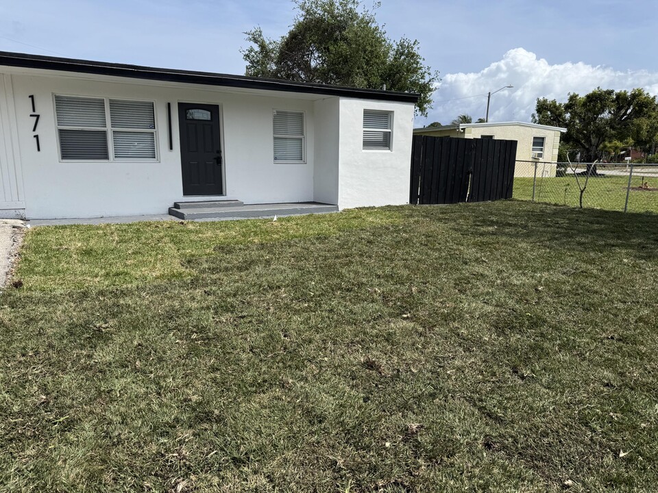 171 Loquat Tree Dr in Lantana, FL - Building Photo