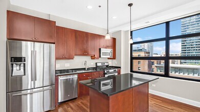 101 W Superior St in Chicago, IL - Building Photo - Building Photo