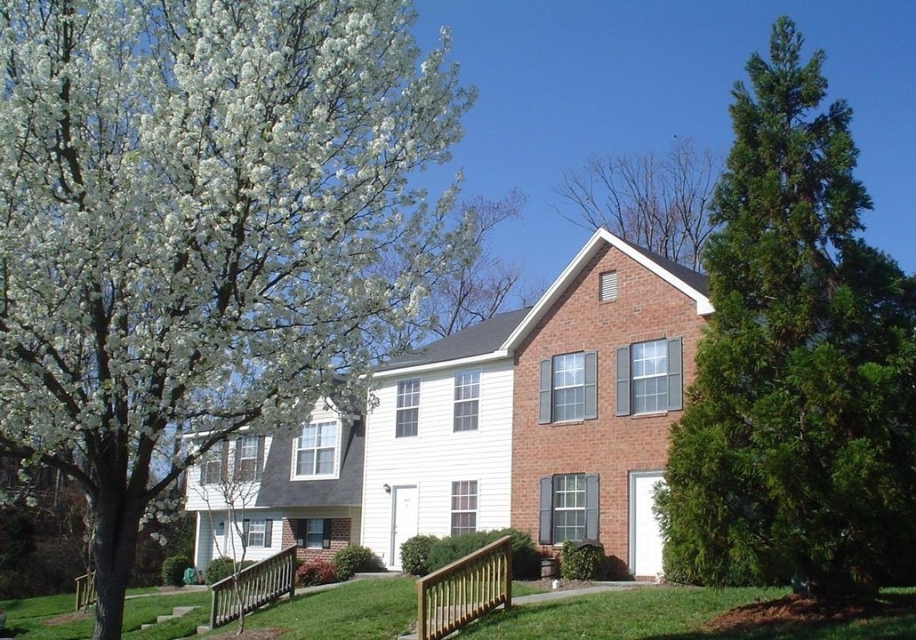 Laurel Bluff Apartments and Townhomes in High Point, NC - Foto de edificio