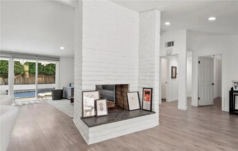 201 Hanover Dr in Costa Mesa, CA - Foto de edificio - Building Photo