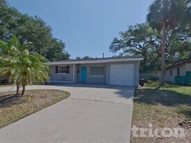 2413 Park St N, Unit 303 in St. Petersburg, FL - Building Photo