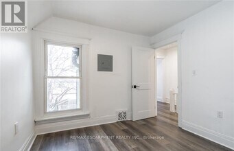 198 Sherman Ave N in Hamilton, ON - Building Photo - Building Photo