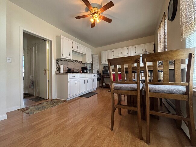 21 Betts Pl-Unit -2 in Norwalk, CT - Foto de edificio - Building Photo