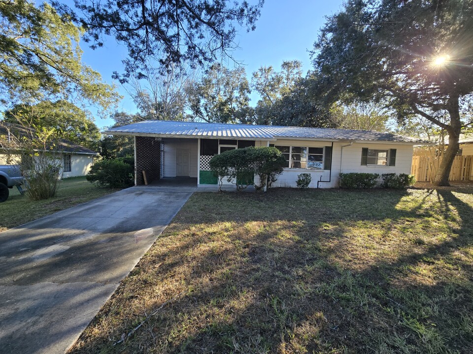 21242 SW Honeysuckle St in Dunnellon, FL - Building Photo