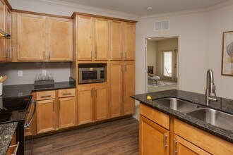 Diamond Oaks Village - 55+ Senior Living in Bonita Springs, FL - Foto de edificio - Interior Photo