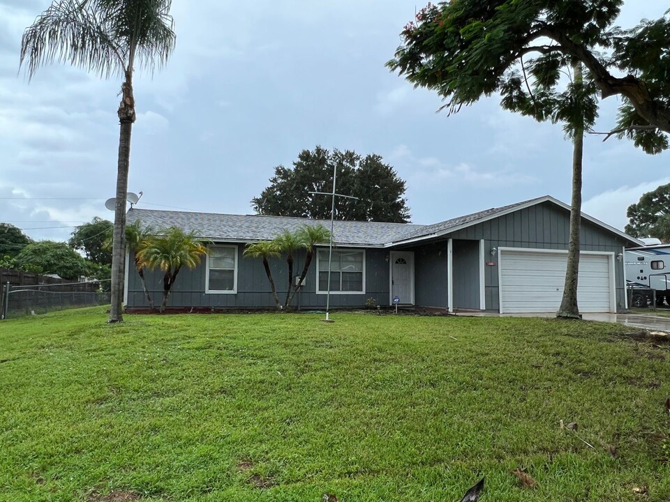 1321 SE Navajo Ln in Port St. Lucie, FL - Building Photo