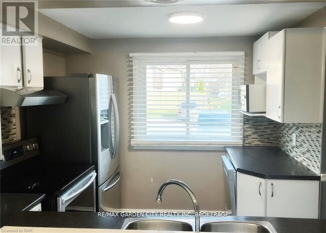 50 Lakeshore Rd in St Catharines, ON - Building Photo - Building Photo