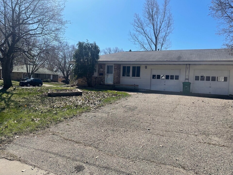 8701 W 35th St in St. Louis Park, MN - Building Photo