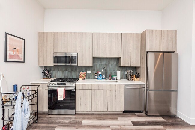 2318 N Clark St, Unit 212
