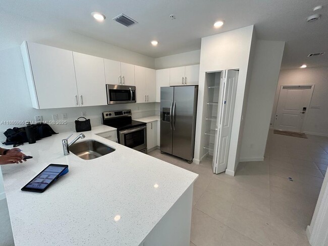 229 SW 159th Way in Pembroke Pines, FL - Building Photo - Building Photo