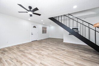 5532 Beverly Hill St in Houston, TX - Building Photo - Building Photo