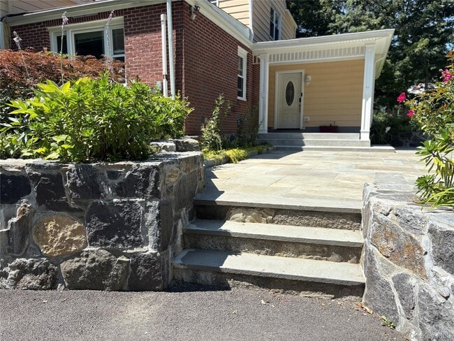 property at 193 Chappaqua Rd