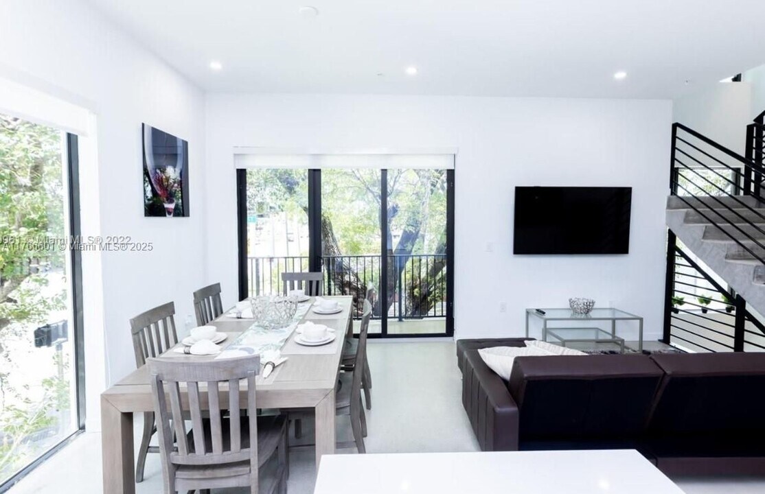 7105 NE 4th Ct in Miami, FL - Building Photo