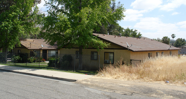 320 N Poe St in Lake Elsinore, CA - Foto de edificio - Building Photo