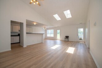 9661 Trail Dr in Avon, IN - Foto de edificio - Building Photo