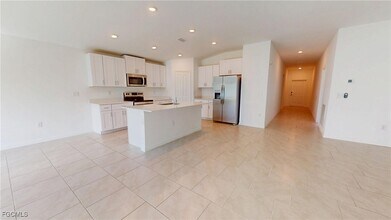 3530 NE 21st Ave in Cape Coral, FL - Foto de edificio - Building Photo