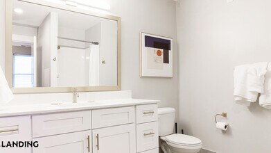 335 W 9th St, Unit 429 in Indianapolis, IN - Foto de edificio - Building Photo