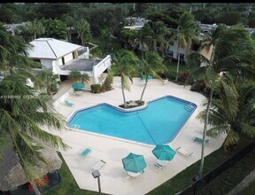 8261 SW 128th St in Pinecrest, FL - Building Photo - Building Photo
