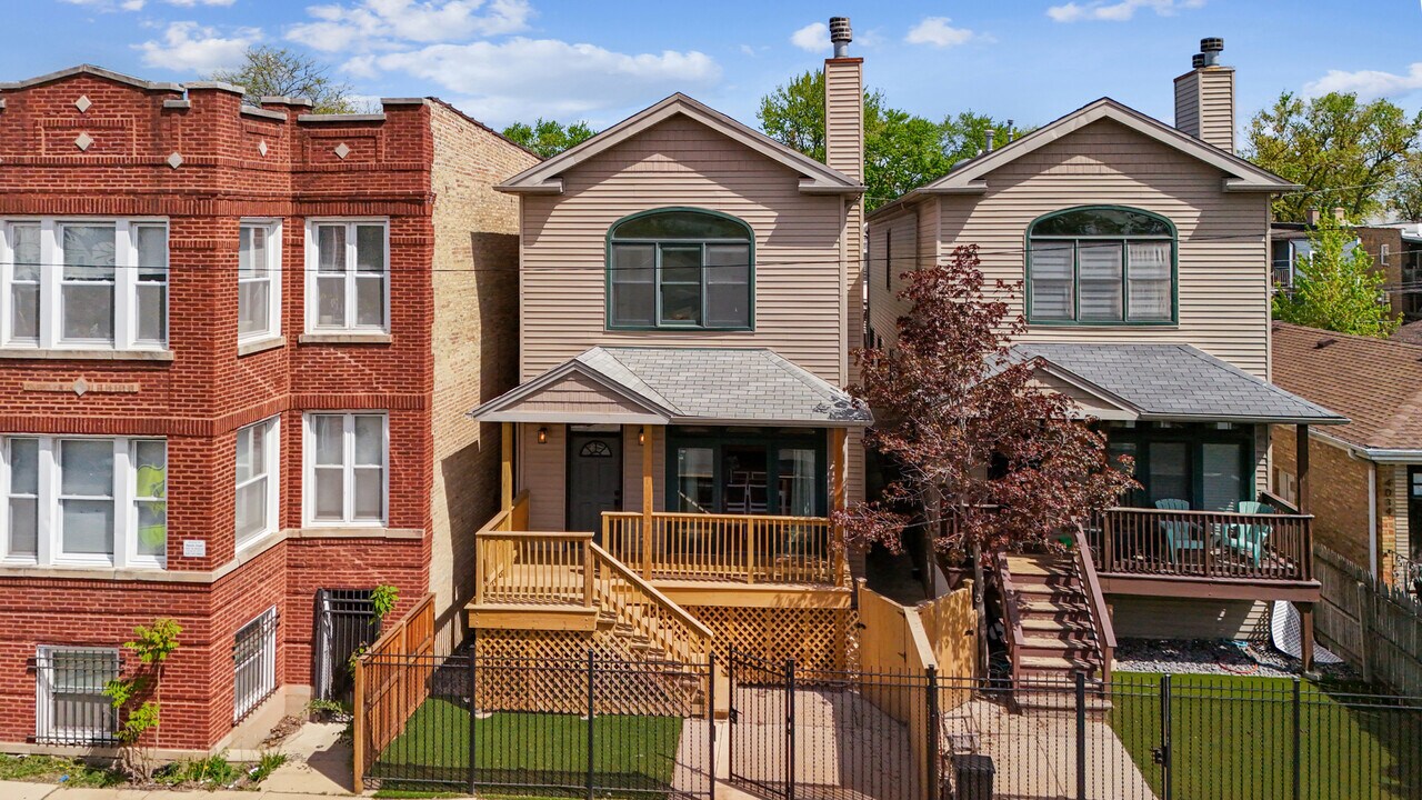 4038 W Addison St in Chicago, IL - Building Photo