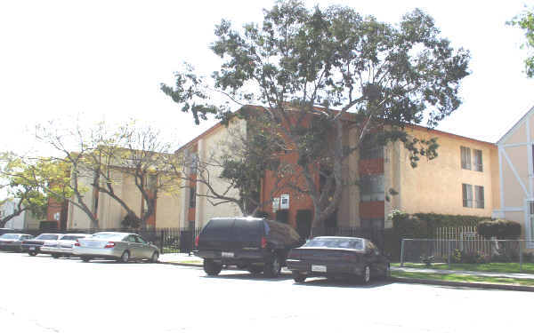 1585-1595 Chestnut Ave in Long Beach, CA - Foto de edificio - Building Photo