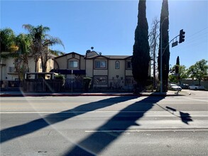 12654 Vanowen St in North Hollywood, CA - Foto de edificio - Building Photo