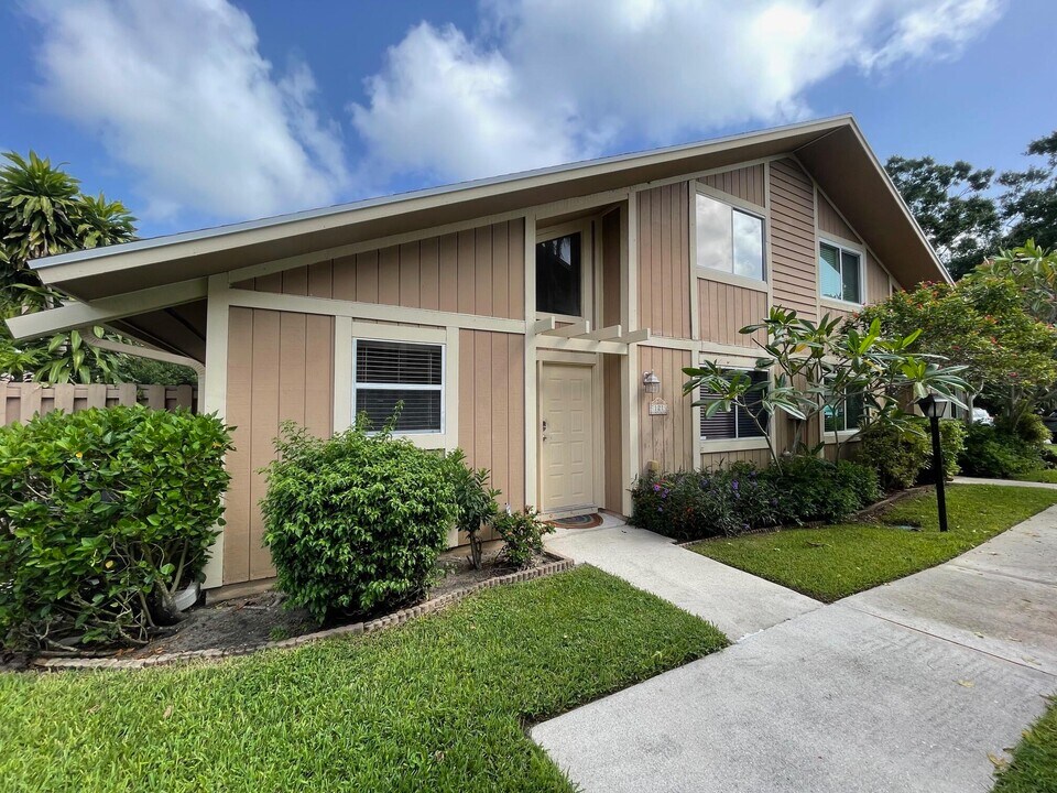 121 Maplecrest Cir in Jupiter, FL - Building Photo