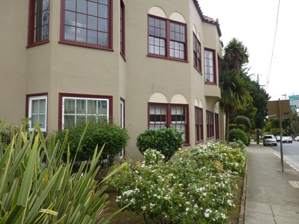 2940 Claremont Ave in Berkeley, CA - Building Photo