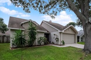 1111 Tuxford Dr in Brandon, FL - Building Photo